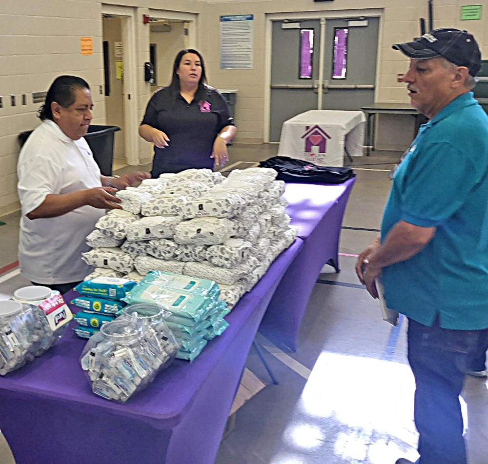 Realizan donación de pañales a mujeres embarazadas