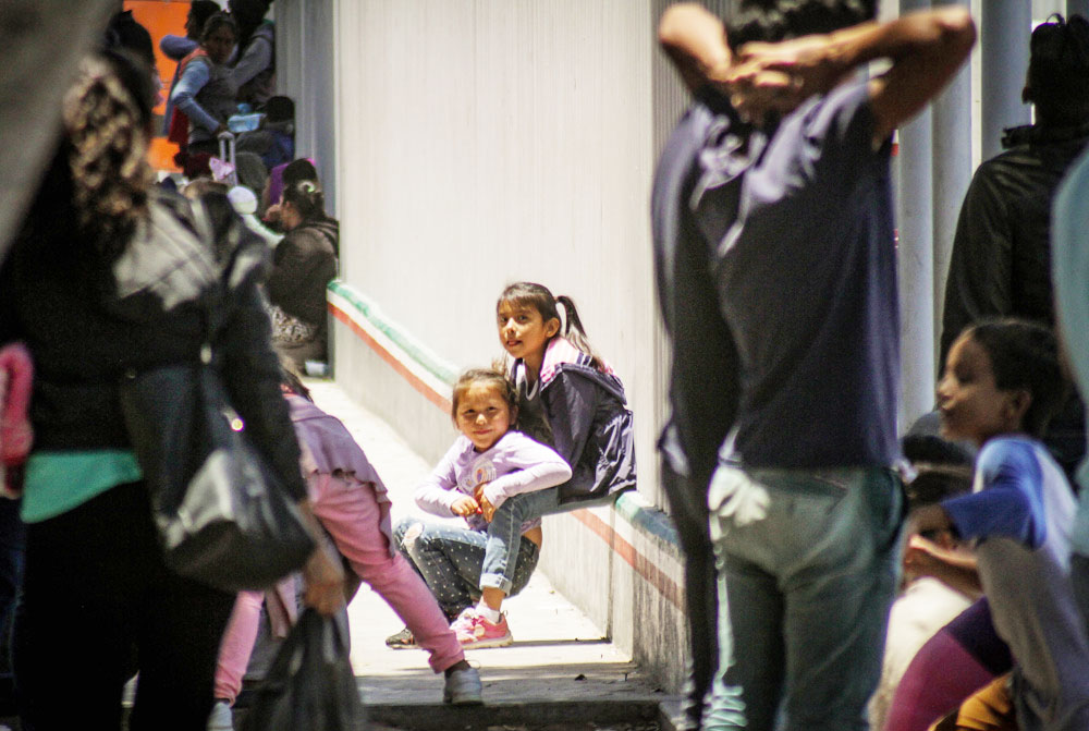 Más de 20 padres migrantes separados de sus familias por agentes estatales de Texas