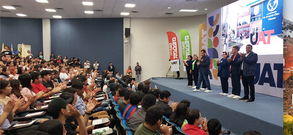 Rector presenta Vida UAT a estudiantes de Nuevo Laredo