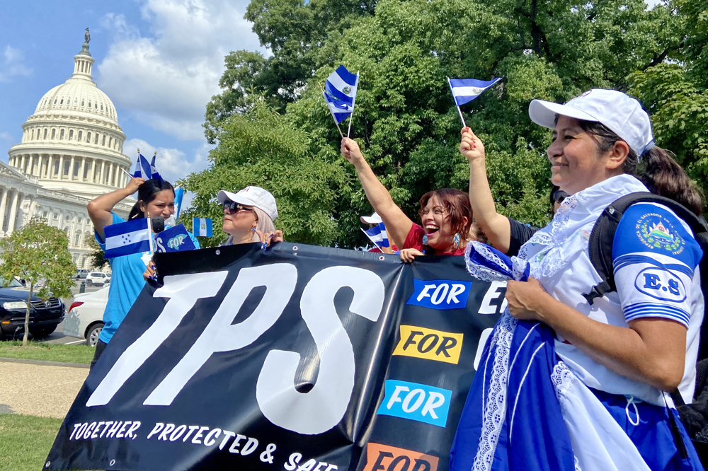Urgen a salvadoreños a renovar el TPS antes del 10 de septiembre