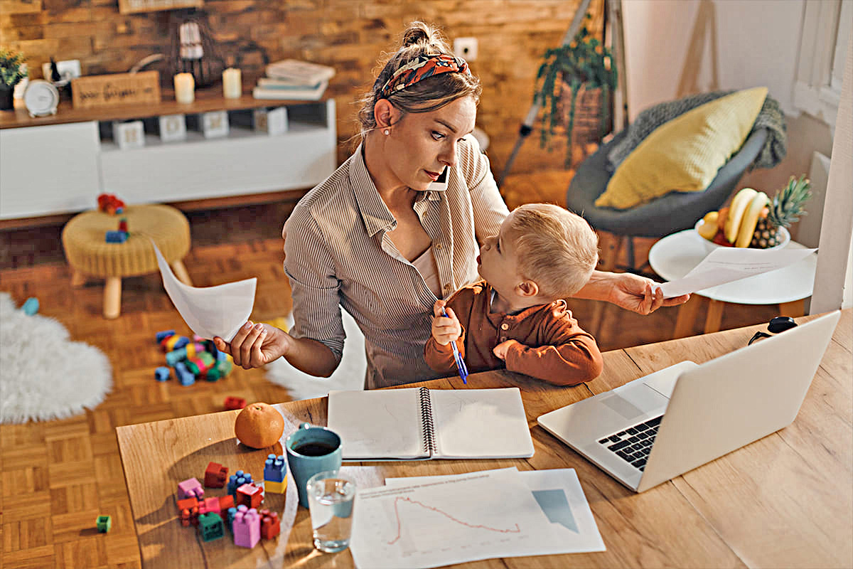 Madres trabajadoras tienden a tener más agotamiento laboral que los padres, revela estudio