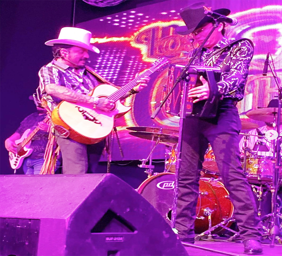 Los Dos Carnales abren segunda fecha en Chile de su gira “Del Rancho Para El Mundo”