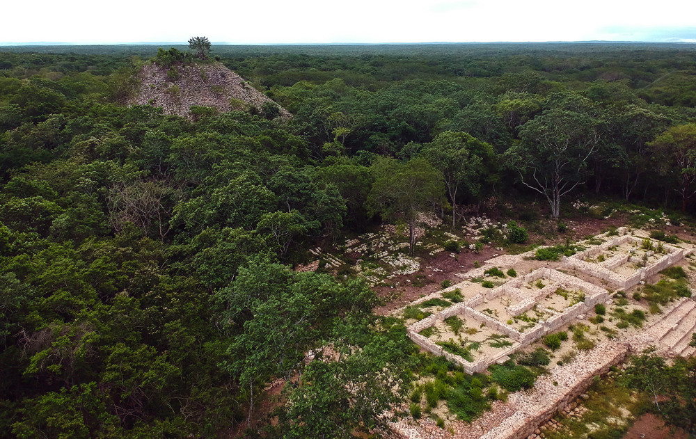 Arqueólogos mexicanos descubren un palacio maya en la zona arqueológica de Kabah