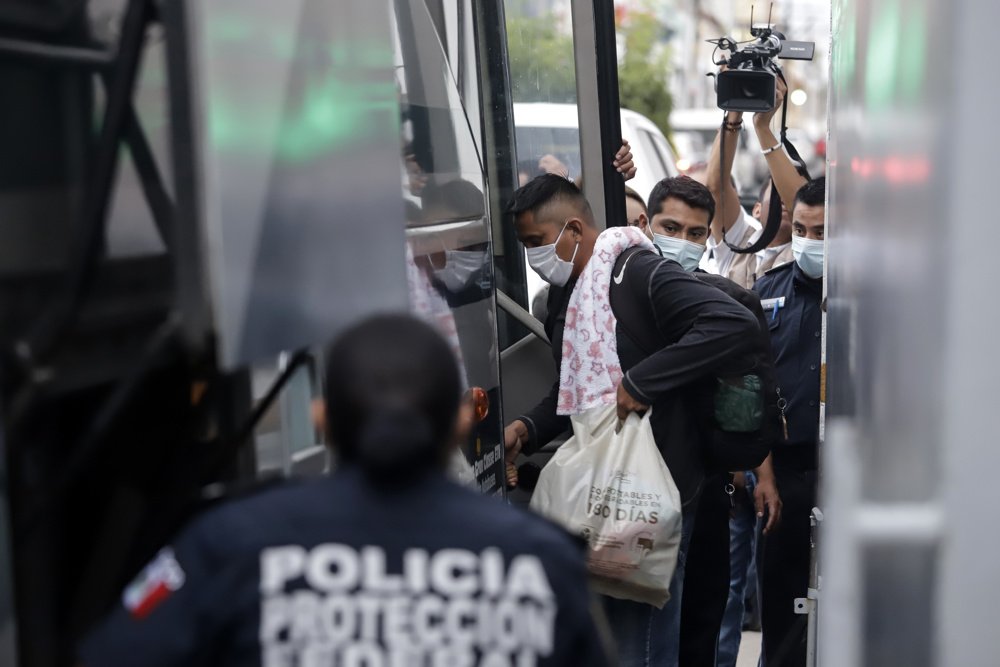 AAgentes hallan 178 migrantes en autobús de pasajeros en estado mexicano de Veracruz