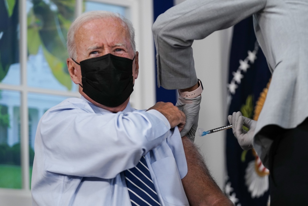 Biden recibe la vacuna actualizada contra la covid-19 y la vacuna anual contra la gripe
