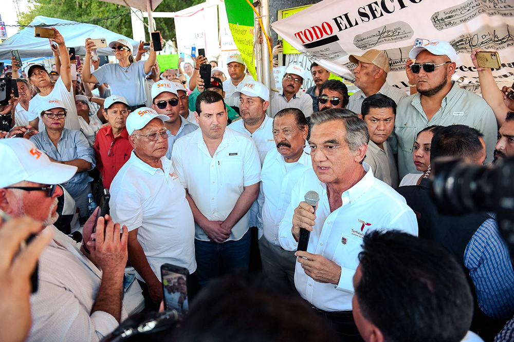 Américo acude a dialogar con las y los maestros; les pide reanudar las clases