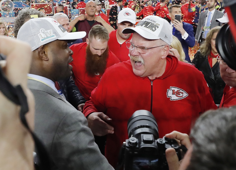 Reid dice que los Chiefs retroceden en vez de avanzar