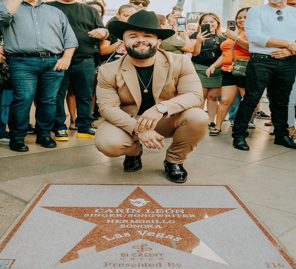 CARIN LEON recibe estrella en el Paseo de la Fama en Las Vegas El