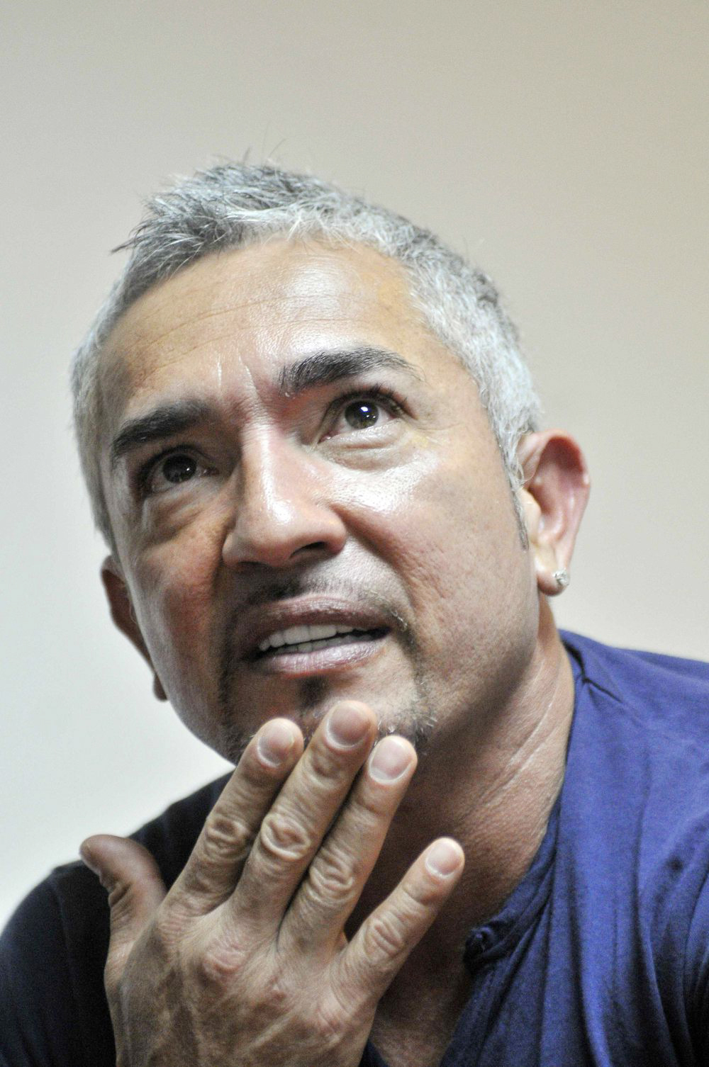 Instituto del Caucus Hispano del Congreso otorga medalla de excelencia a César Millán