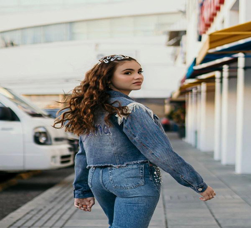 Elena a sus 14 años pisa fuerte con su pop en la industria musical