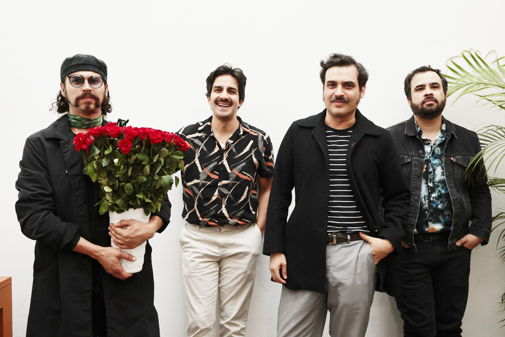 El grupo Enjambre triunfa con “Noches de Salón”, su proyecto acústico con sonidos latinos