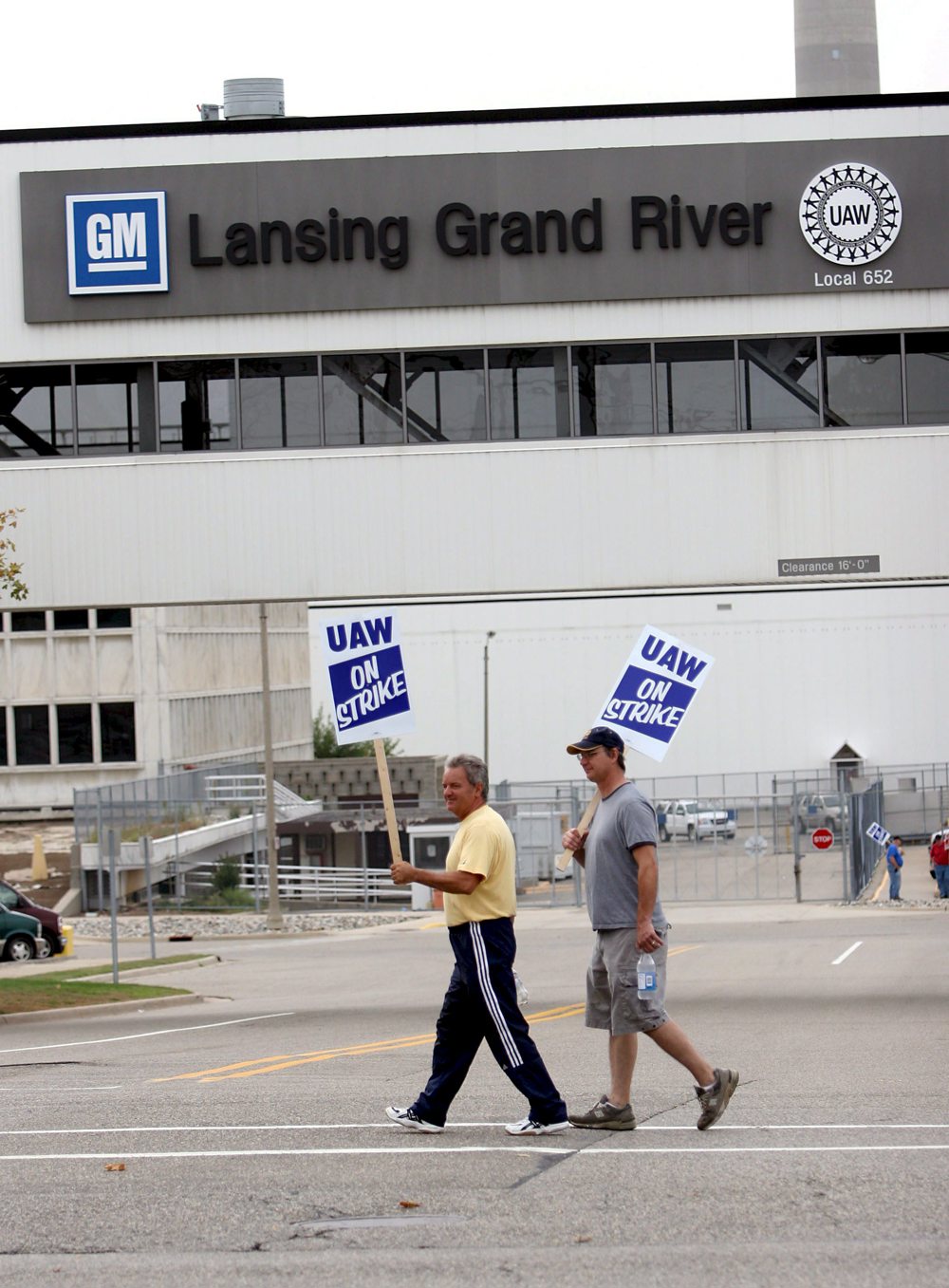Miles de trabajadores de GM, Ford y Stellantis se declaran en huelga en Estados Unidos