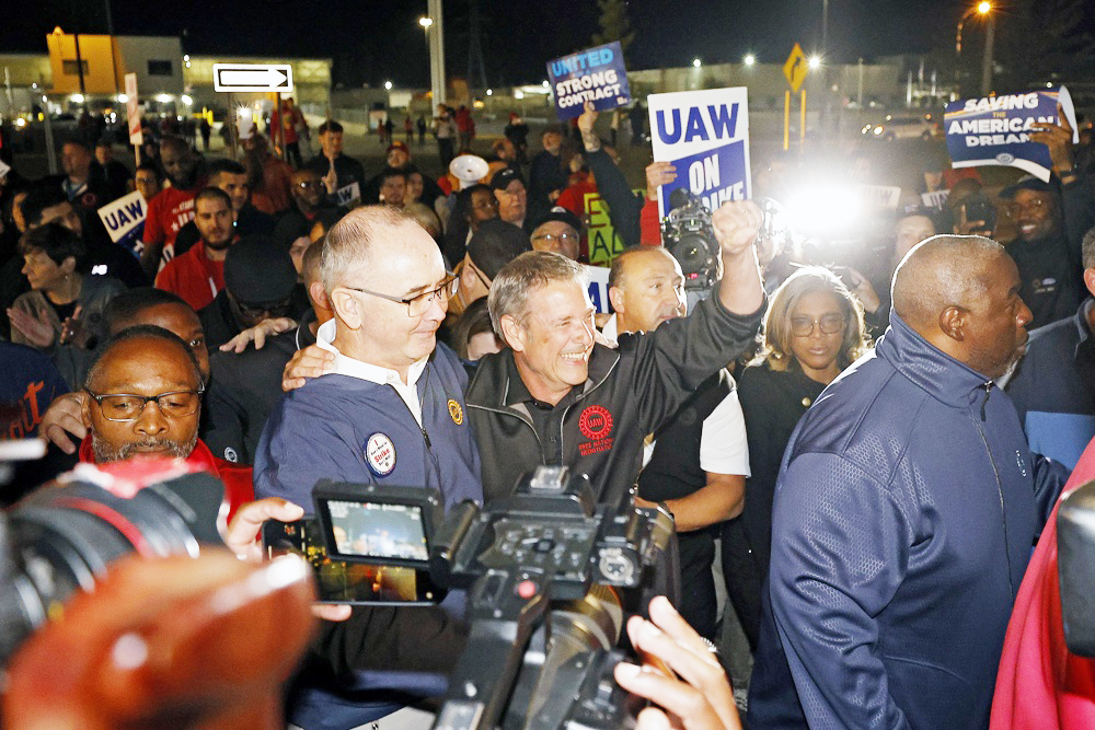 El sindicato UAW acusa a GM y Stellantis de “propiciar” ataques contra huelguistas en EEUU