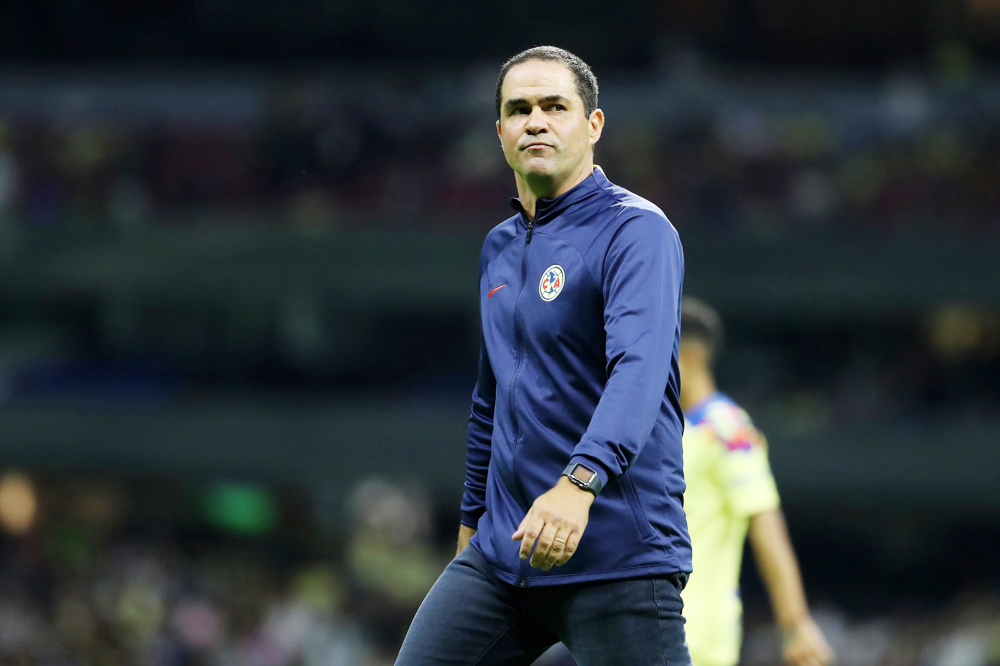 El brasileño André Jardine, entrenador del América, operado por una apendicitis
