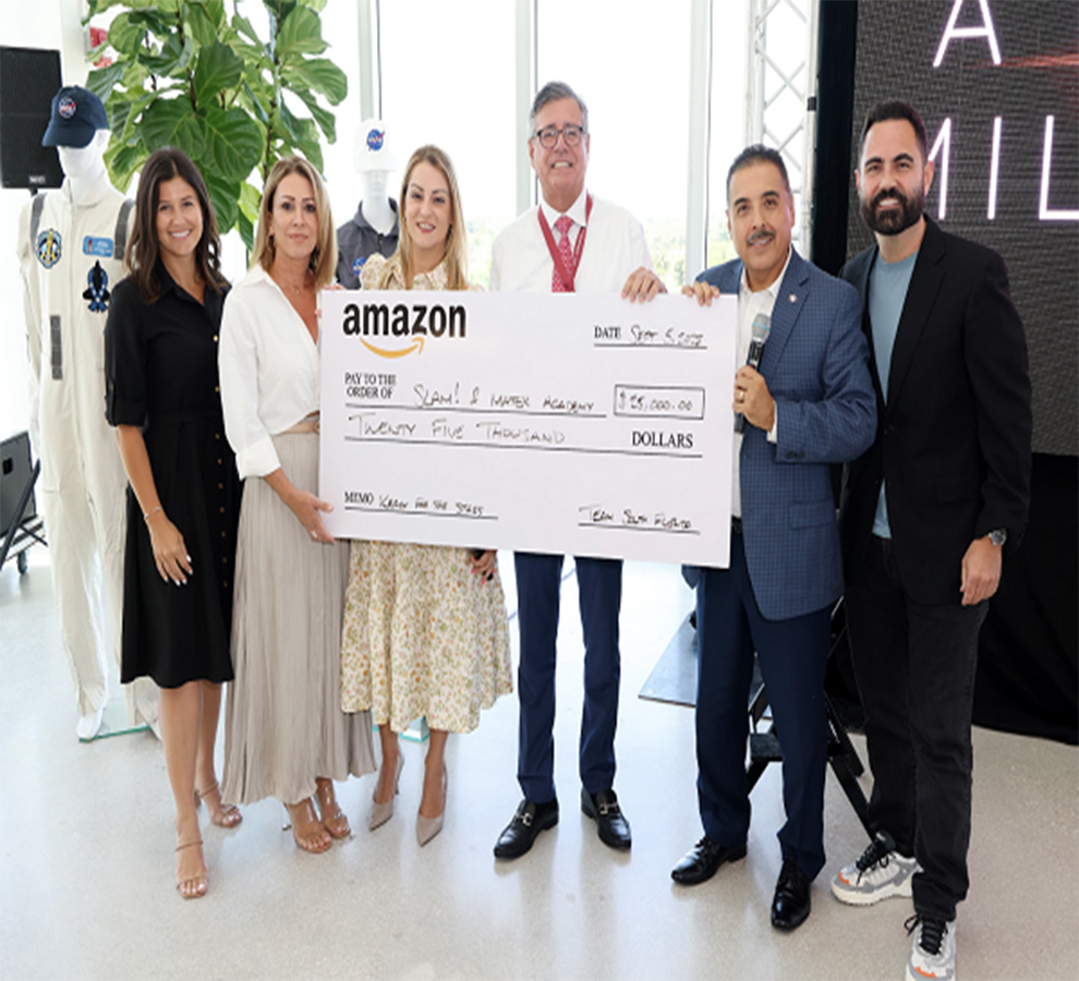 Astronauta retirado José Hernández dona 25 mil dólares a estudiantes de Academia Mater Brickell