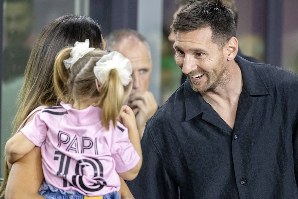 Messi, con 44 títulos, sigue empatado con Dani Alves como el futbolista con más trofeos