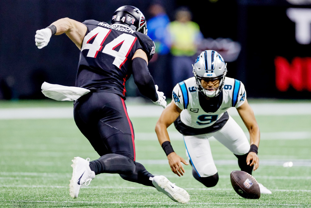 Asociación de Jugadores pide césped natural a la NFL, tras la lesión de Rodgers