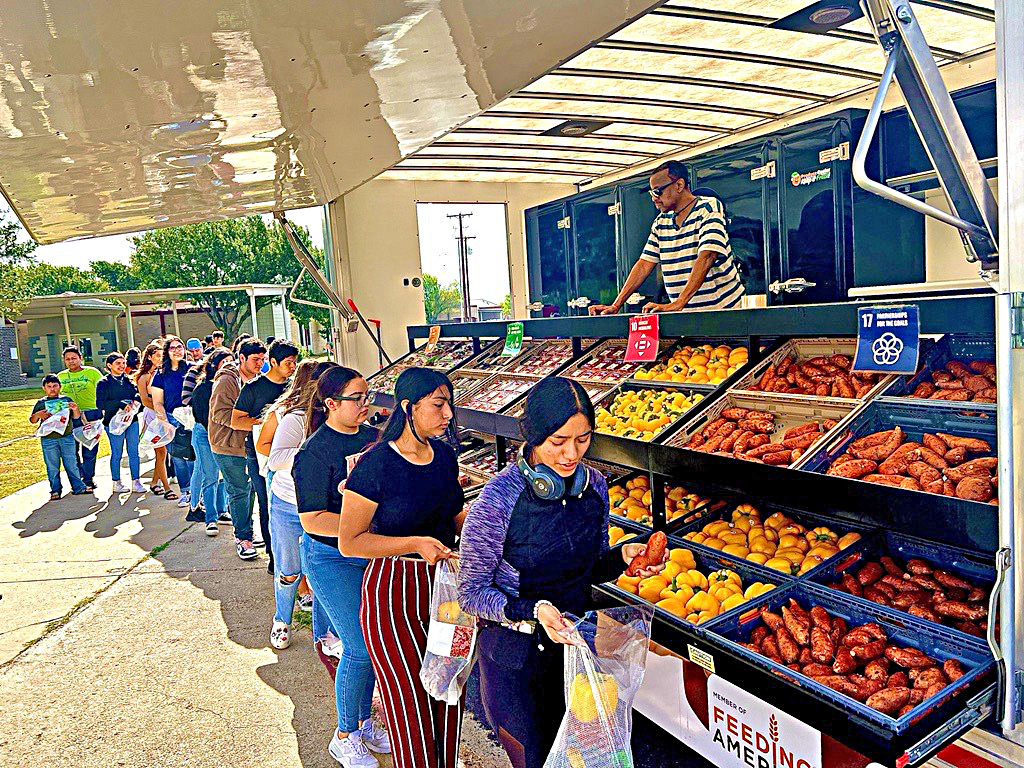 PSJA ISD se asocia con Food Bank RGV para proporcionar a estudiantes productos nutritivos