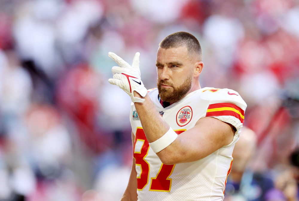 Ventas de la camiseta de Kelce se disparan un 400 % tras visita de Taylor Swift a Chiefs