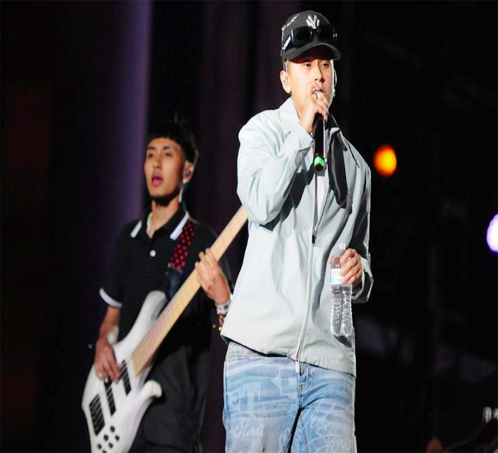 Abuchean a Yahritza y su Esencia en Festival Arre