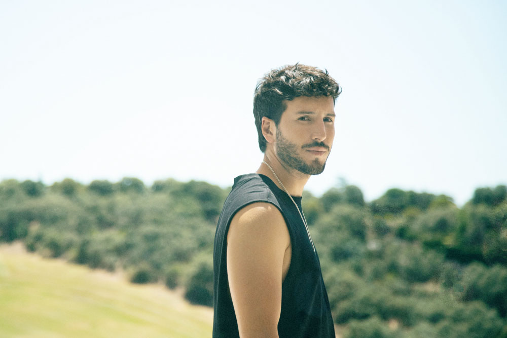 Sebastián Yatra publica “Energía Bacana” en un momento personal “de mucha luz y felicidad”