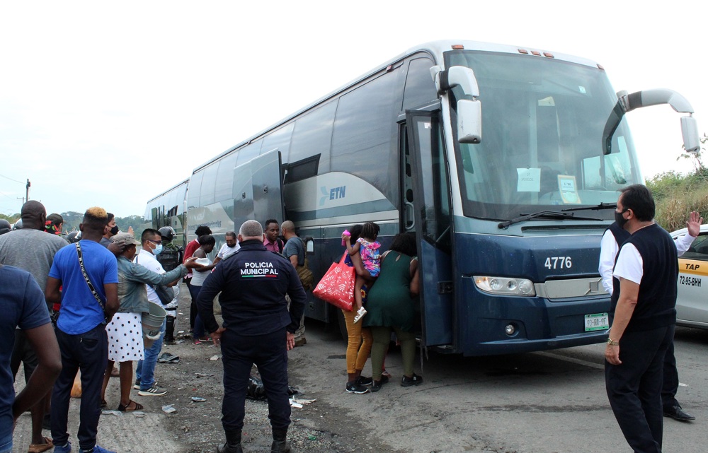 Autoridades mexicanas interceptan a 257 migrantes que viajaban en dos autobuses