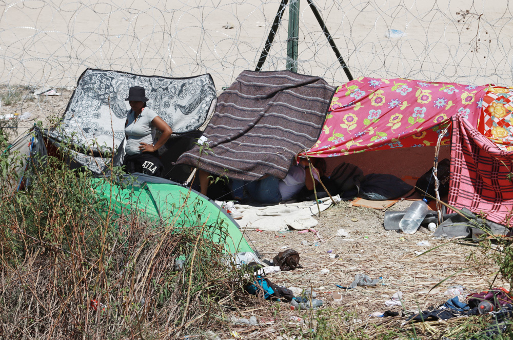 Migrantes usan las barricadas de frontera México-EE.UU. para instalar campamento