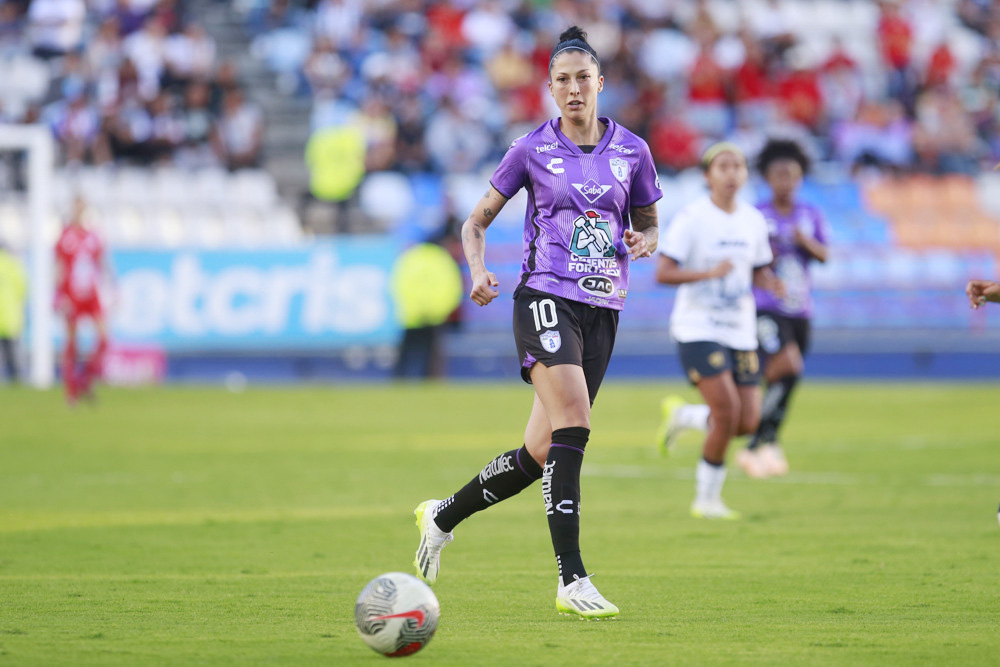 Jenni Hermoso se deja querer en su primer homenaje como campeona del mundo