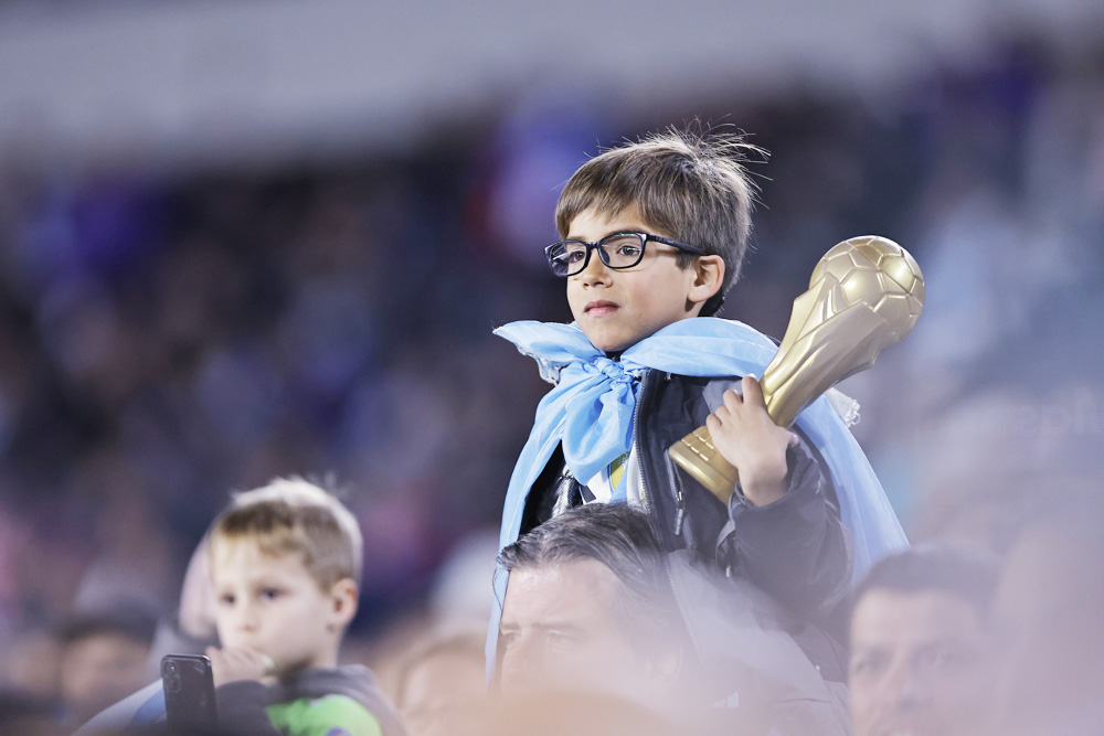 La lluvia no detiene el júbilo de los aficionados argentinos por Messi y su selección