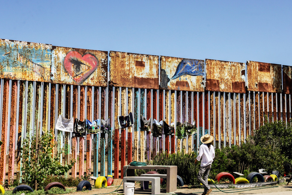 Activistas mexicanos señalan que la renovación del muro fronterizo en EE.UU. destruye la vegetación