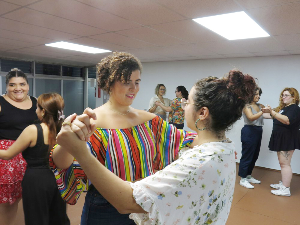 Los puertorriqueños derriban los roles de género en el baile a ritmo de salsa