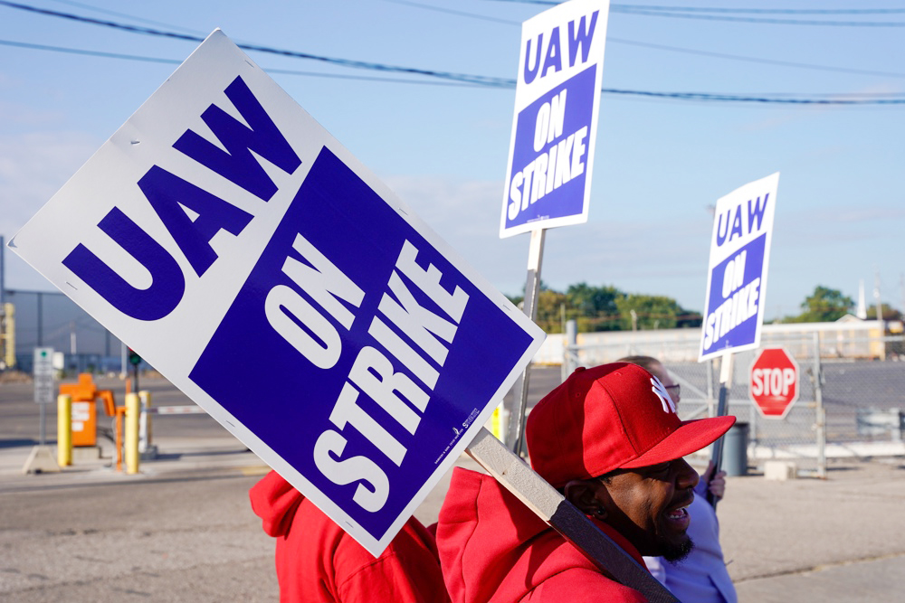 La huelga del sector del automóvil de EE.UU. se amplía con decenas de nuevos paros