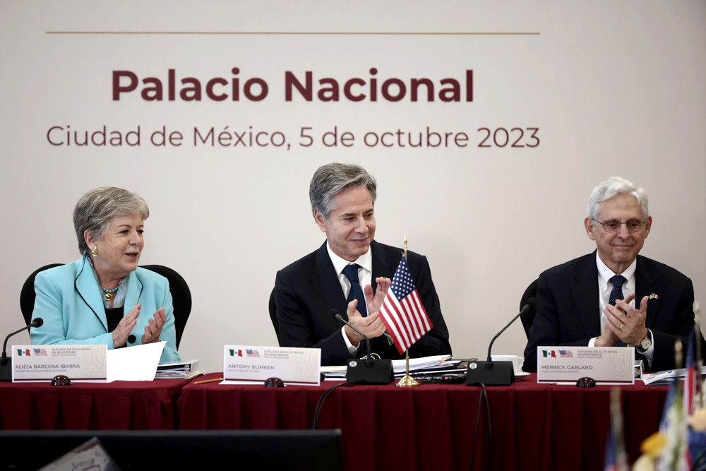 México promete a EE.UU. combatir el fentanilo y le pide frenar el tráfico de armas