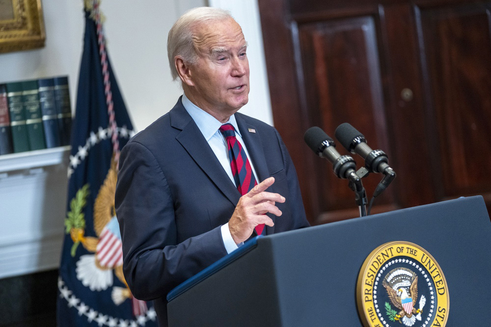 Biden cree que el muro con México no es efectivo y afirma que no puede evitar reforzarlo