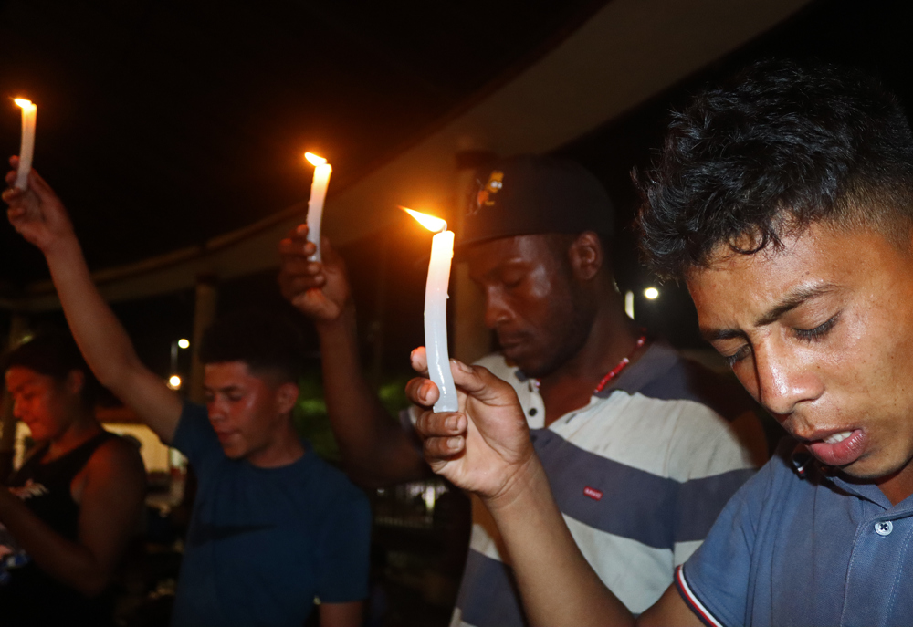 Migrantes cumplen vigilia en frontera sur de México tras la muerte de decenas en el país