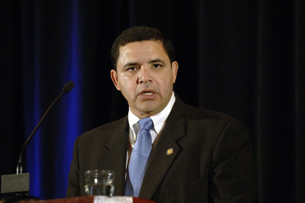 Asaltaron en Washington al congresista Herny Cuéllar y le robaron su auto