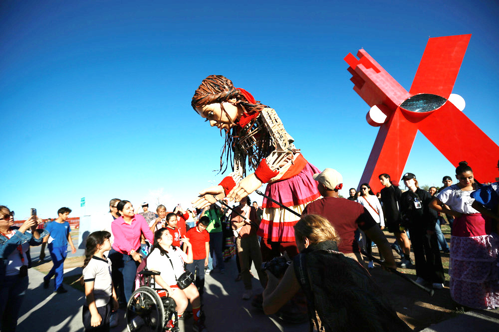 La muñeca Amal, símbolo de migrantes y refugiados, visita Ciudad Juaréz