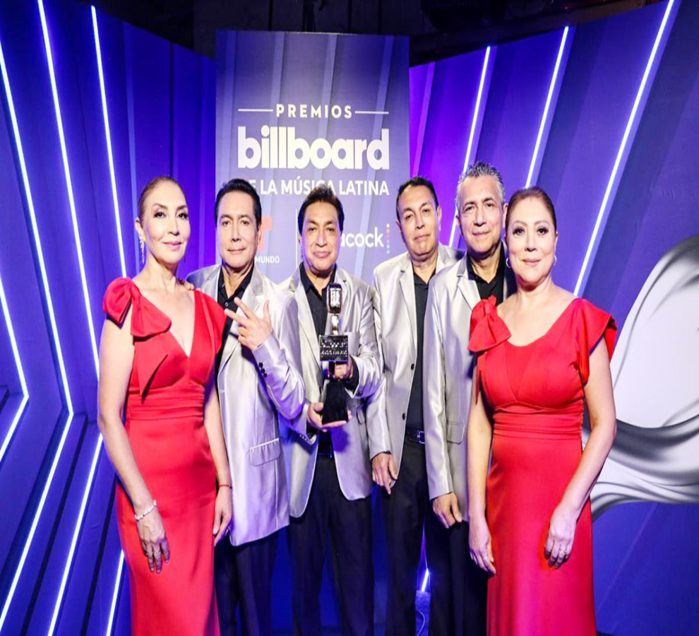 LOS ÁNGELES AZULES Brillaron Al Recibir El Premio Billboard A La ...