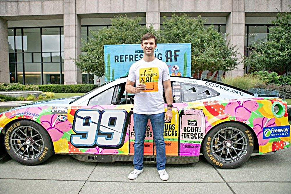Daniel Suárez, el piloto Mexicano de NASCAR, presenta el nuevo auto No. 99 para el Mes de la Herencia Hispana