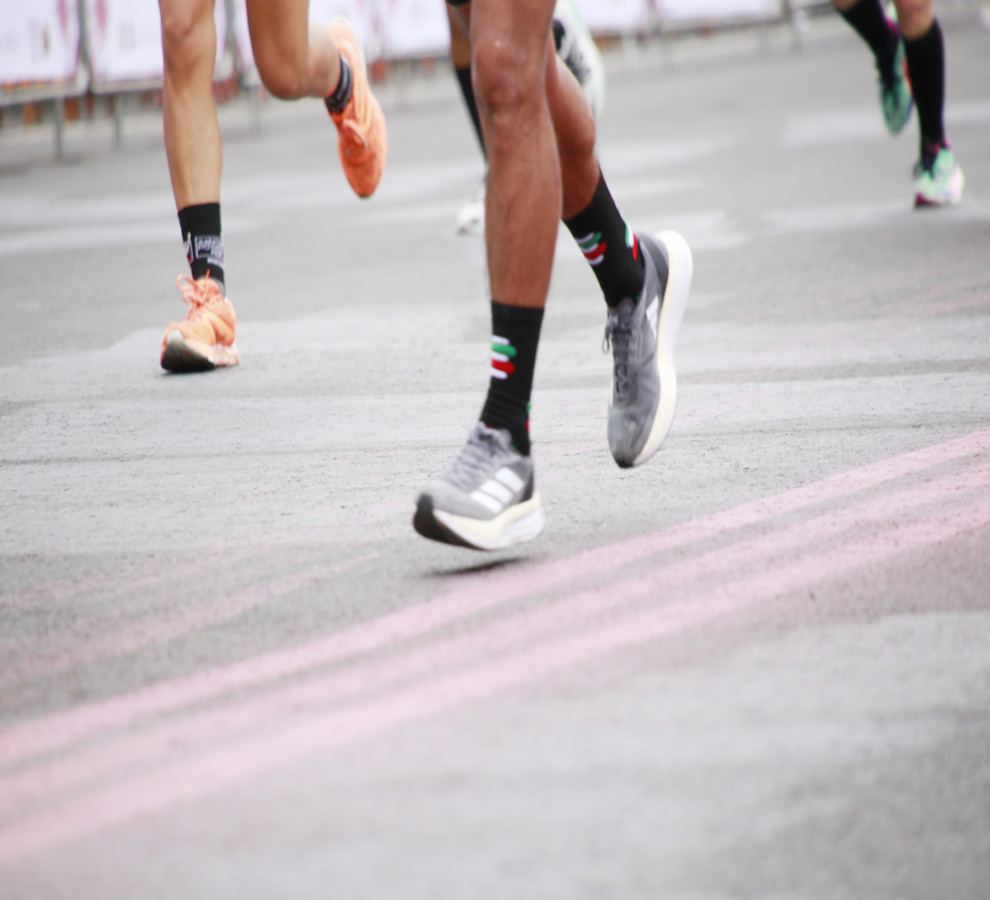Bottle Claus, el hombre que ayuda a los corredores en los maratones y es héroe