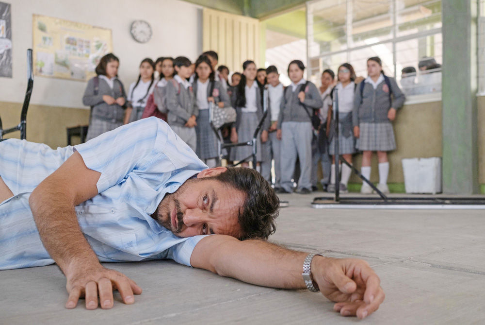 El actor mexicano Eugenio Derbez enseña y aprende en la película “Radical”