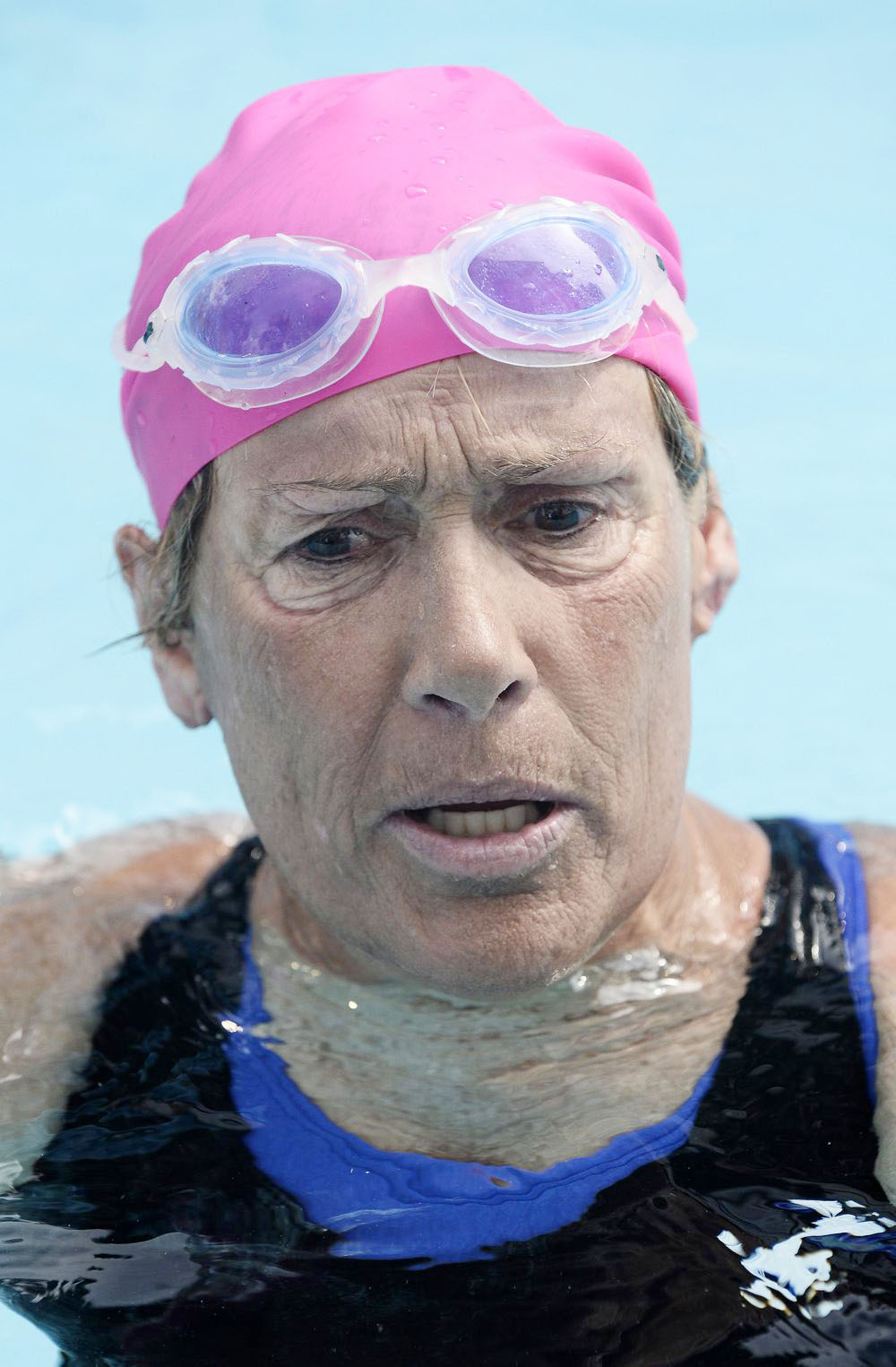Diana Nyad celebra 10 años de cruzar a nado de Florida a Cuba liberando una tortuga marina