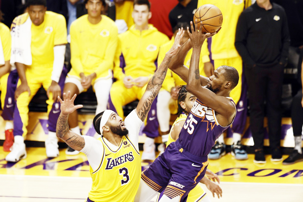 100-95. Los Lakers de LeBron superan a los Suns de Durant con un último cuarto estelar