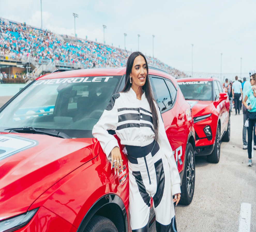 Manu Manzo interpretó el Himno de EE.UU en la NASCAR 4EVER 400 