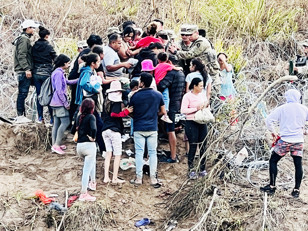 Migrantes derriban a la Guardia Nacional y el cerco de púas en la frontera de México-EEUU