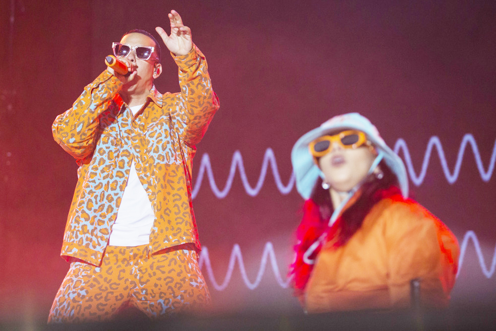 Daddy Yankee, Jhay Cortez y Jowell le ponen humor al reguetón en la serie “Neon”