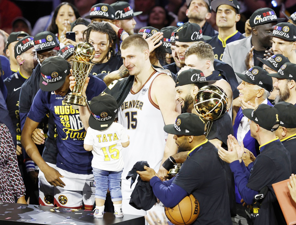 Los Denver Nuggets reciben los anillos de campones de la NBA