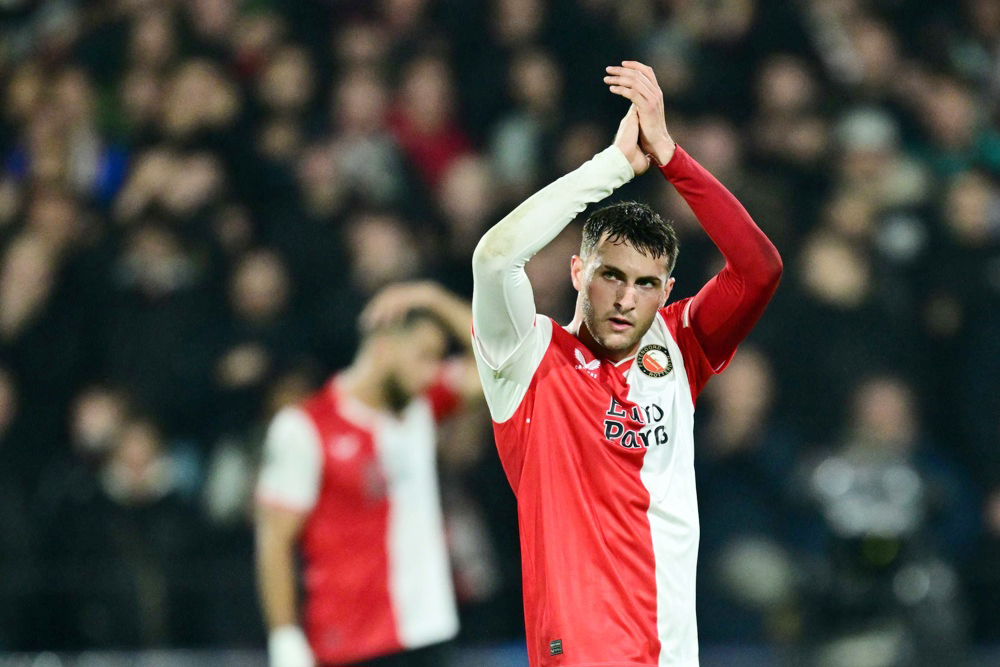 3-1. Santiago Giménez se agiganta en su estreno ‘Champions’