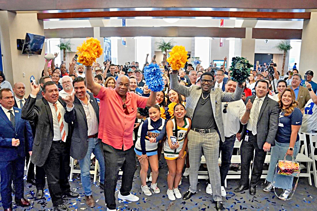 Michael Irvin visita el Aeropuerto del Sur de Texas de los Dallas Cowboys