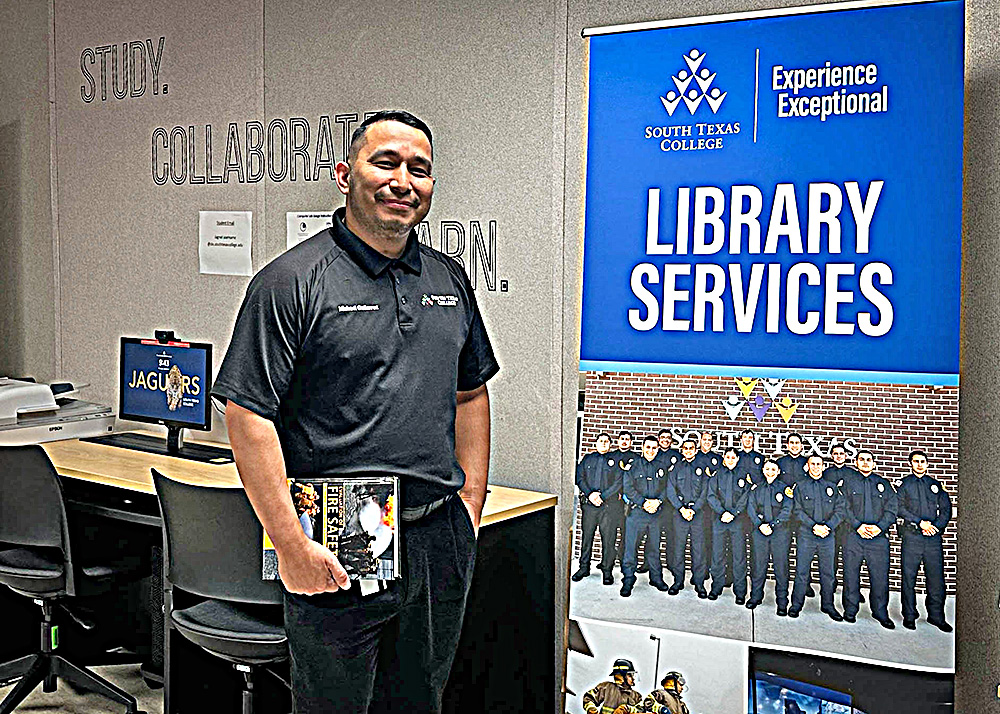 Bibliotecario de STC inspira a estudiantes a alcanzar su máximo potencial